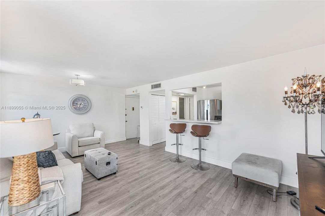 Active With Contract: $300,000 (1 beds, 1 baths, 785 Square Feet)