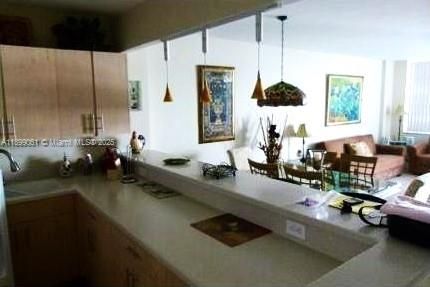 Recently Rented: $1,900 (1 beds, 1 baths, 896 Square Feet)