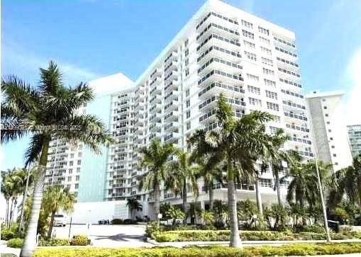 Recently Rented: $1,900 (1 beds, 1 baths, 896 Square Feet)