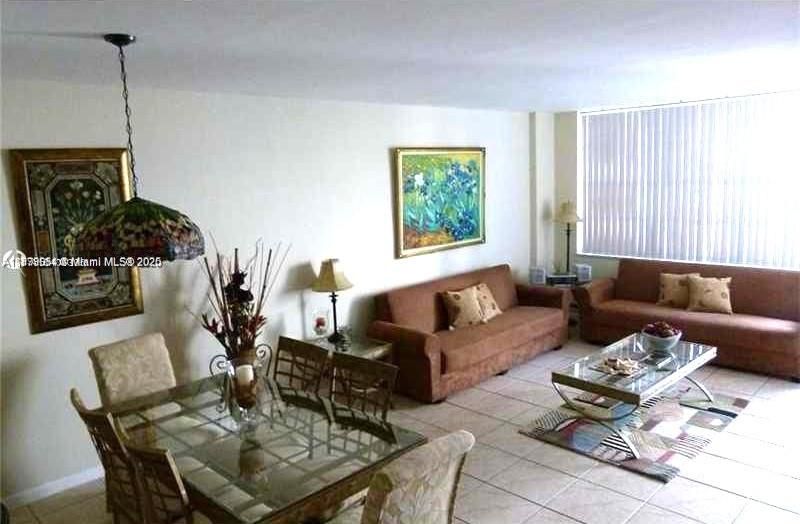 Recently Rented: $1,900 (1 beds, 1 baths, 896 Square Feet)