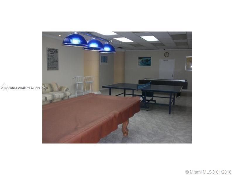 Recently Rented: $1,900 (1 beds, 1 baths, 896 Square Feet)