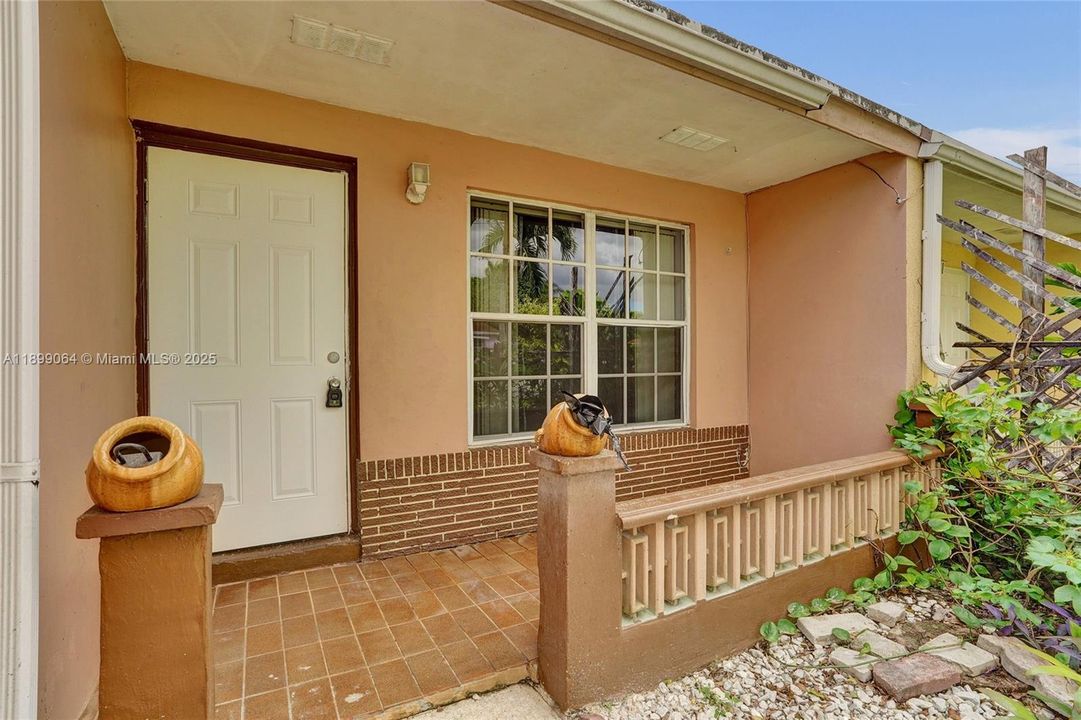 Active With Contract: $2,800 (3 beds, 2 baths, 1358 Square Feet)