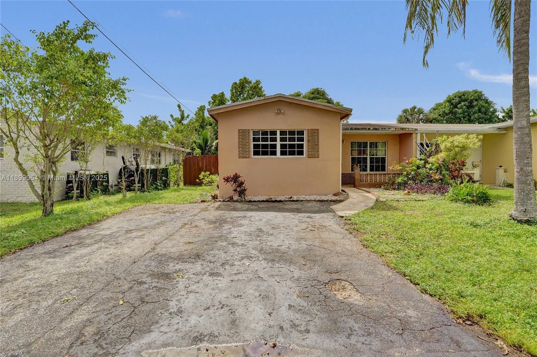 Active With Contract: $2,800 (3 beds, 2 baths, 1358 Square Feet)