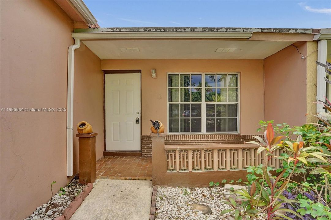 Active With Contract: $2,800 (3 beds, 2 baths, 1358 Square Feet)