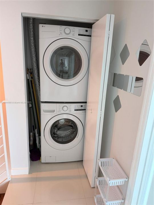 Recently Rented: $5,900 (3 beds, 2 baths, 1472 Square Feet)