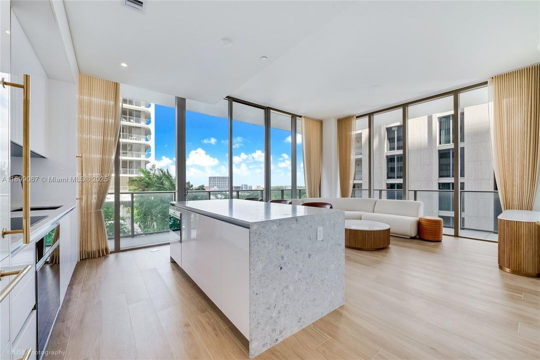 Activo con contrato: $14,000 (2 camas, 2 baños, 942 Pies cuadrados)