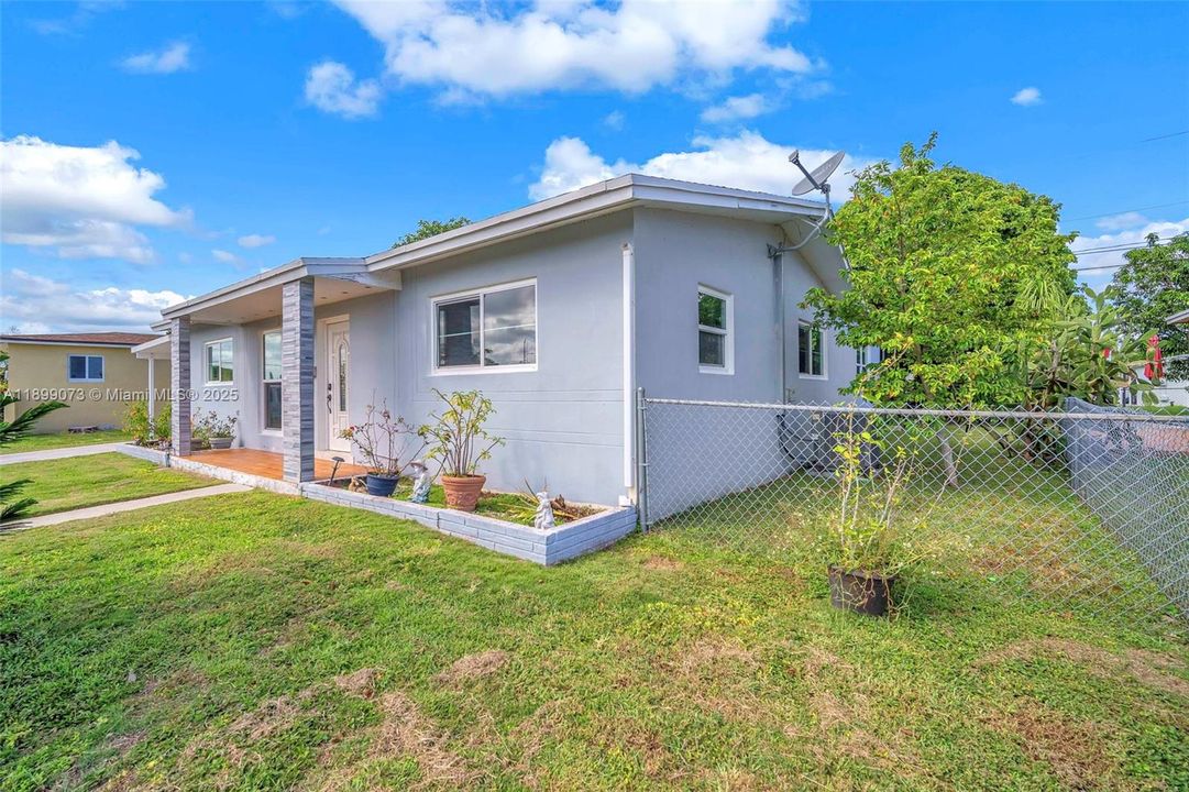 Active With Contract: $535,000 (3 beds, 2 baths, 1569 Square Feet)