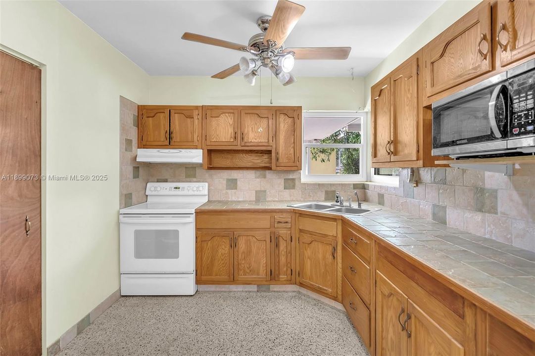 Active With Contract: $535,000 (3 beds, 2 baths, 1569 Square Feet)