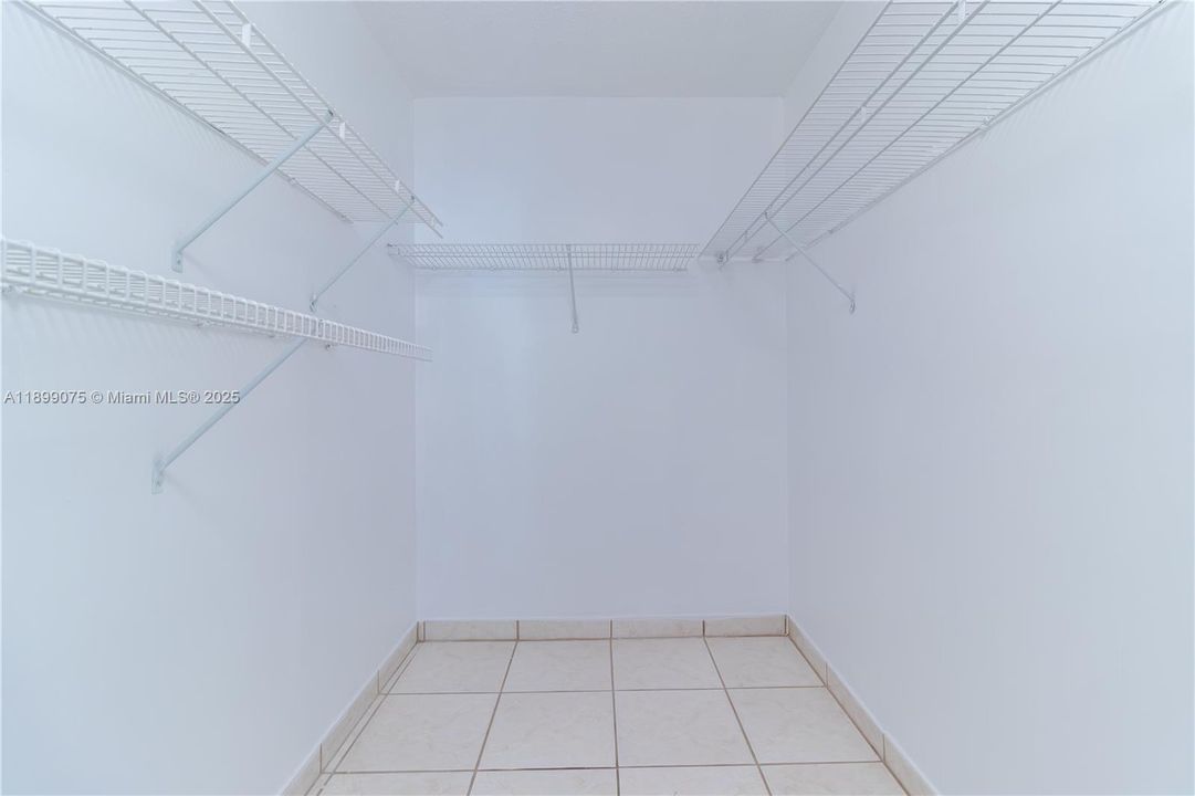 For Sale: $259,000 (2 beds, 2 baths, 906 Square Feet)