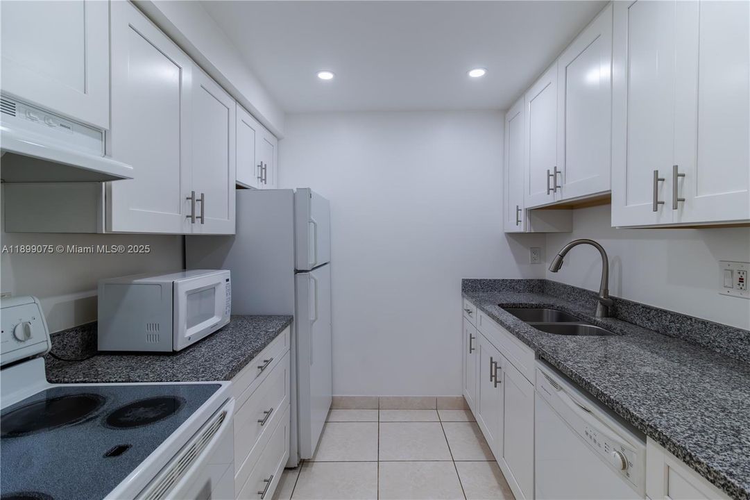 For Sale: $259,000 (2 beds, 2 baths, 906 Square Feet)