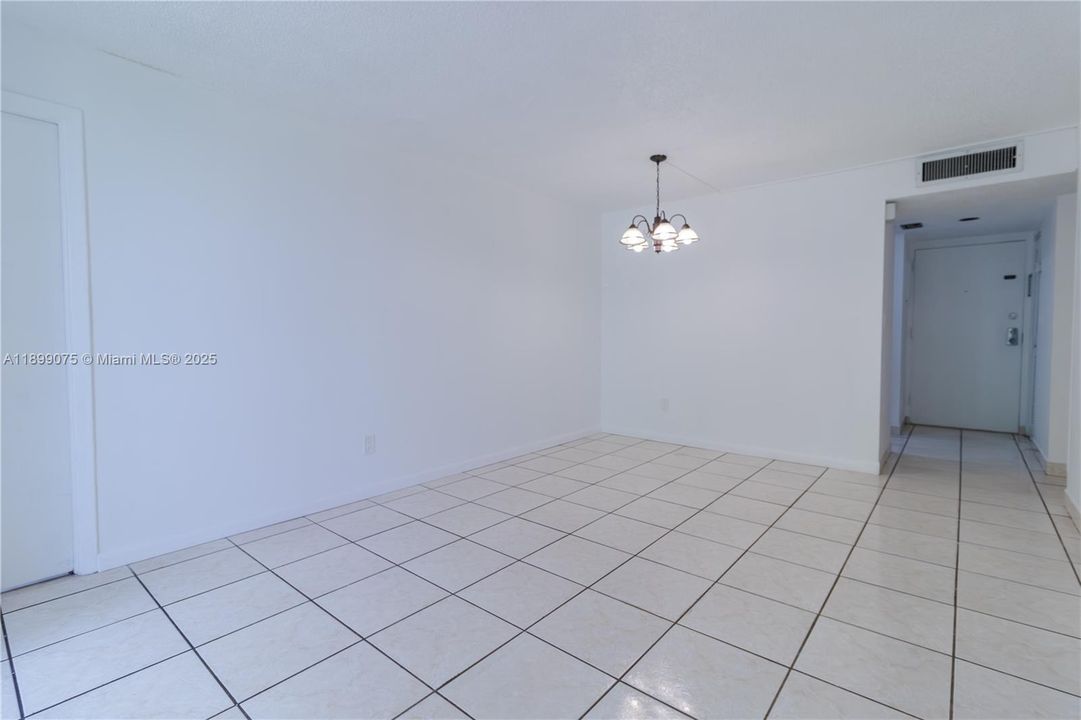 For Sale: $259,000 (2 beds, 2 baths, 906 Square Feet)