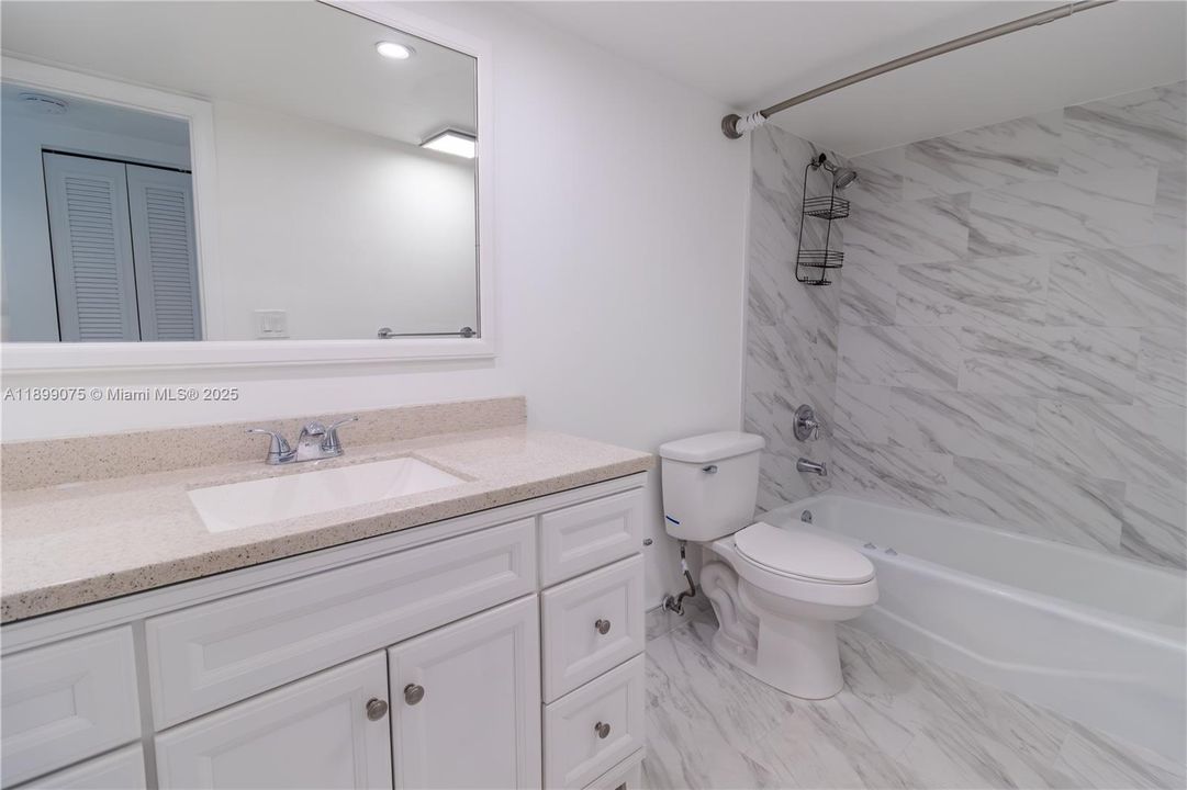 For Sale: $259,000 (2 beds, 2 baths, 906 Square Feet)