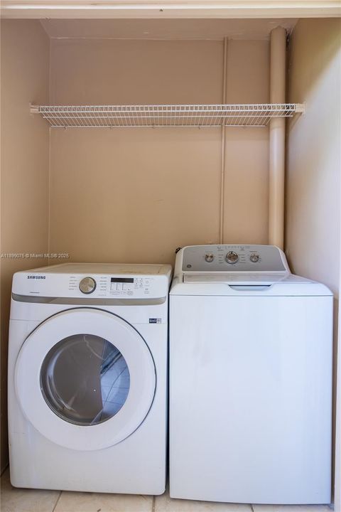 For Sale: $259,000 (2 beds, 2 baths, 906 Square Feet)