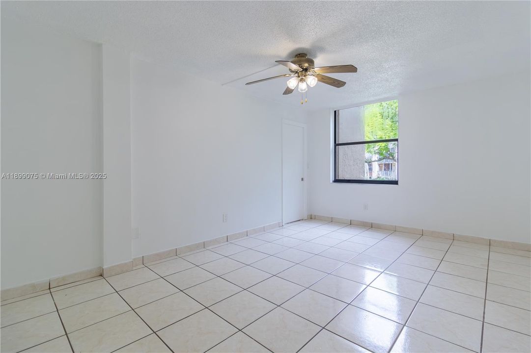 For Sale: $259,000 (2 beds, 2 baths, 906 Square Feet)
