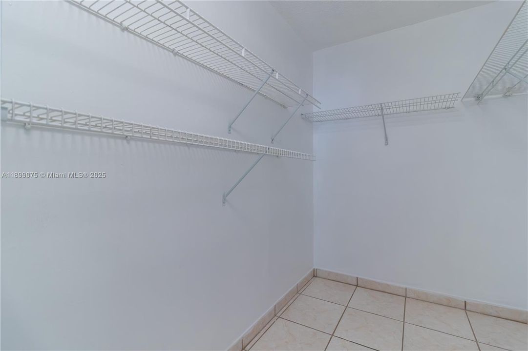 For Sale: $259,000 (2 beds, 2 baths, 906 Square Feet)