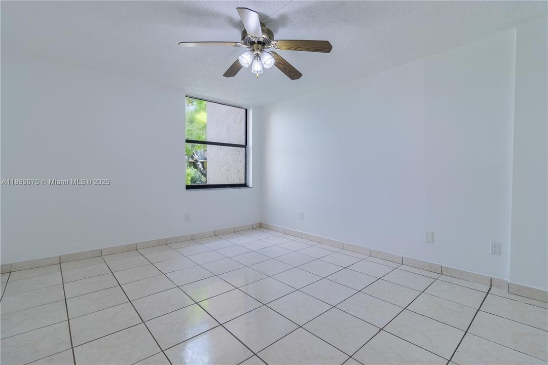For Sale: $259,000 (2 beds, 2 baths, 906 Square Feet)