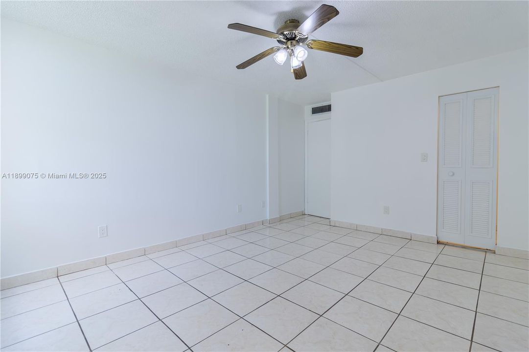 For Sale: $259,000 (2 beds, 2 baths, 906 Square Feet)
