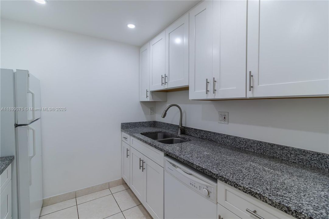 For Sale: $259,000 (2 beds, 2 baths, 906 Square Feet)
