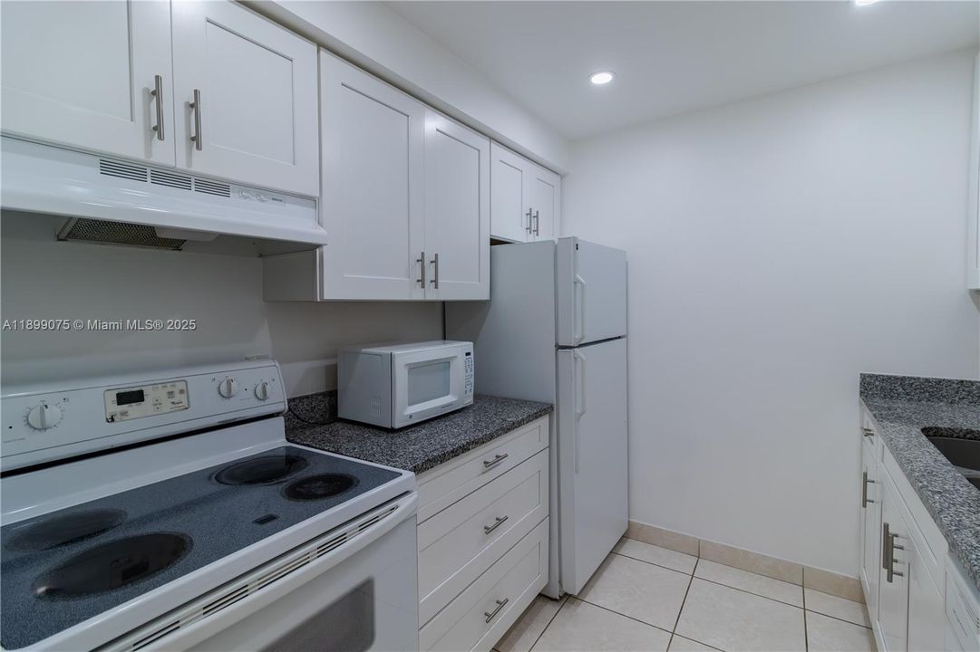 For Sale: $259,000 (2 beds, 2 baths, 906 Square Feet)