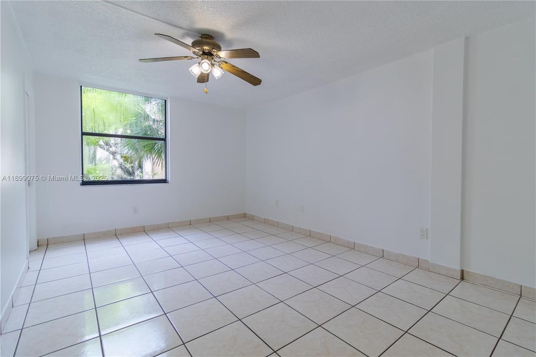 For Sale: $259,000 (2 beds, 2 baths, 906 Square Feet)