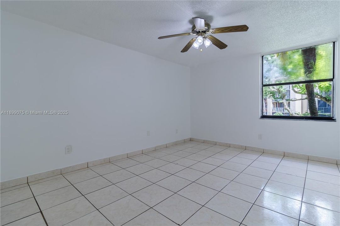 For Sale: $259,000 (2 beds, 2 baths, 906 Square Feet)