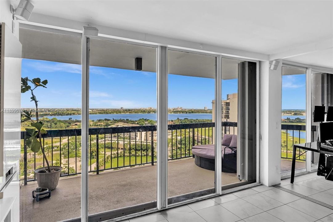 For Sale: $270,000 (2 beds, 2 baths, 1206 Square Feet)