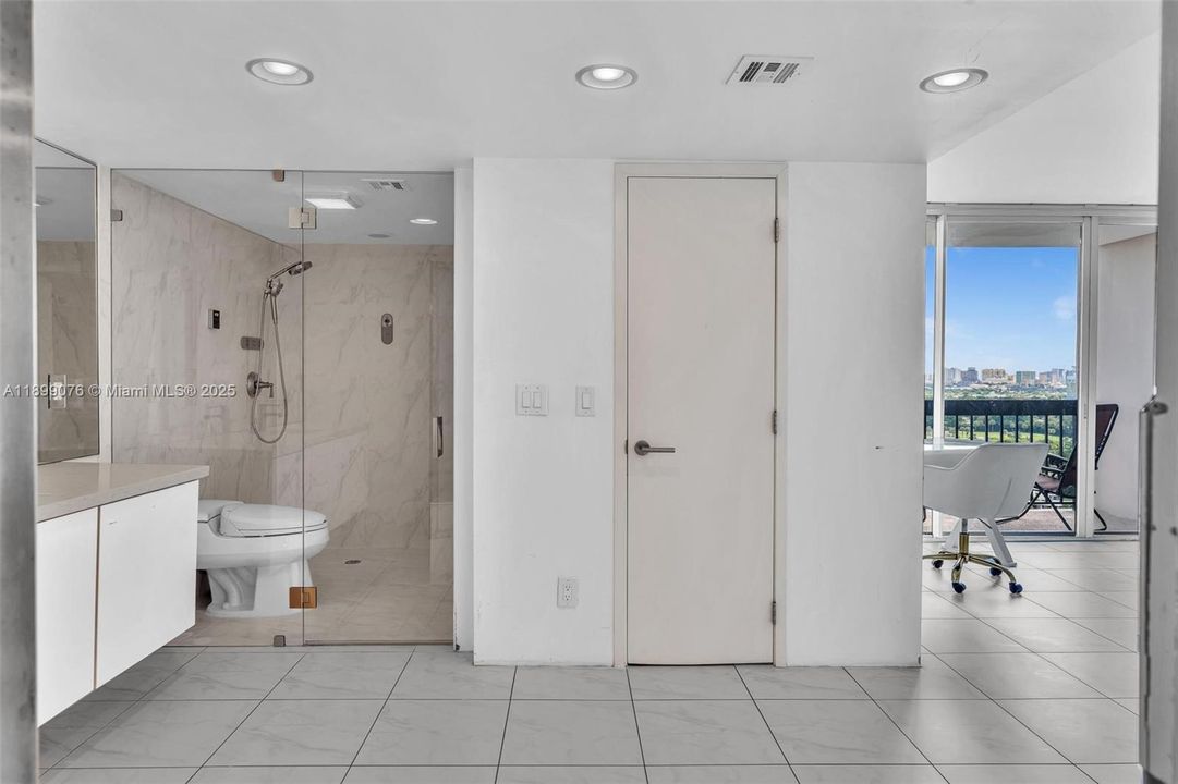 For Sale: $270,000 (2 beds, 2 baths, 1206 Square Feet)