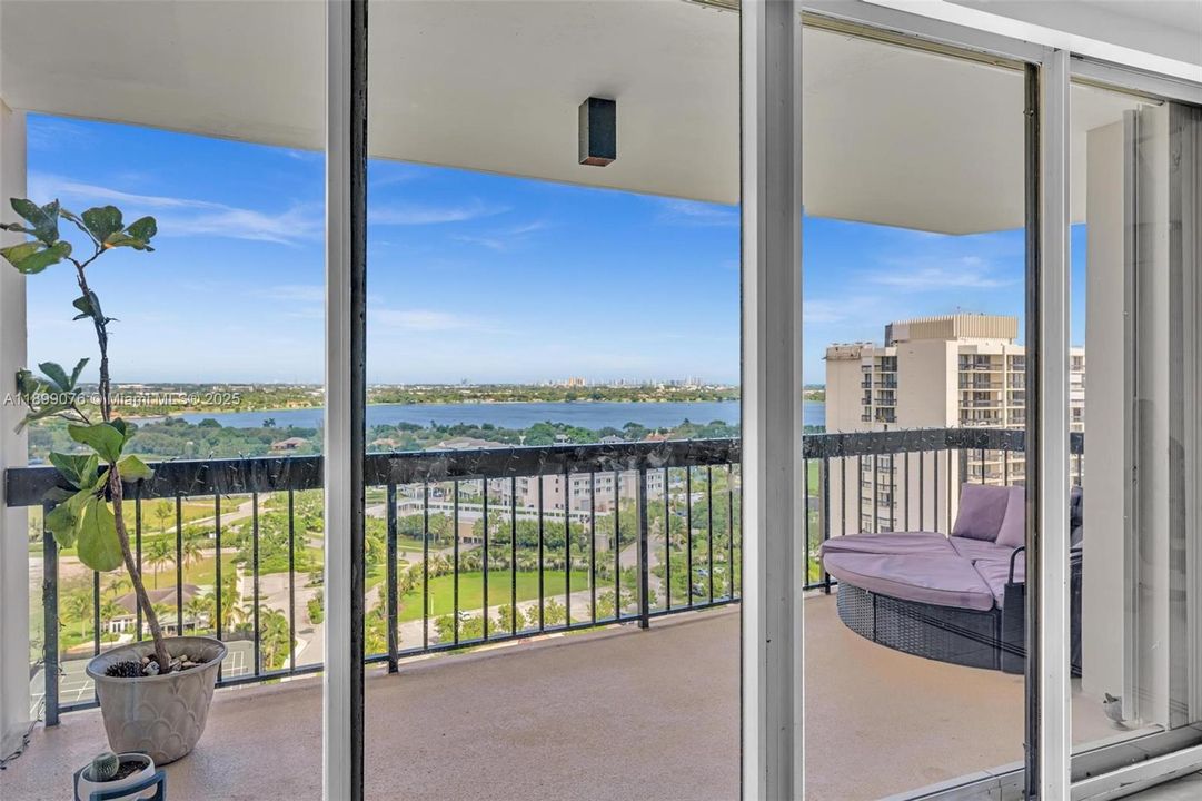 For Sale: $270,000 (2 beds, 2 baths, 1206 Square Feet)