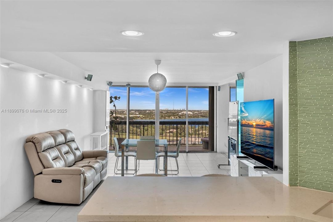 For Sale: $270,000 (2 beds, 2 baths, 1206 Square Feet)