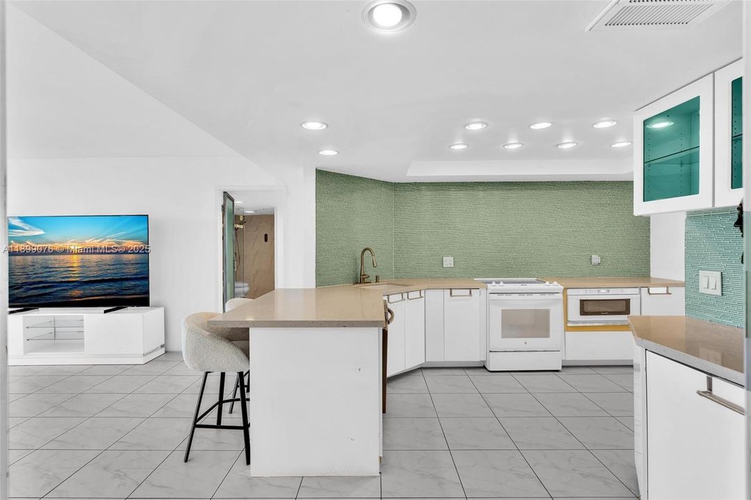 For Sale: $270,000 (2 beds, 2 baths, 1206 Square Feet)