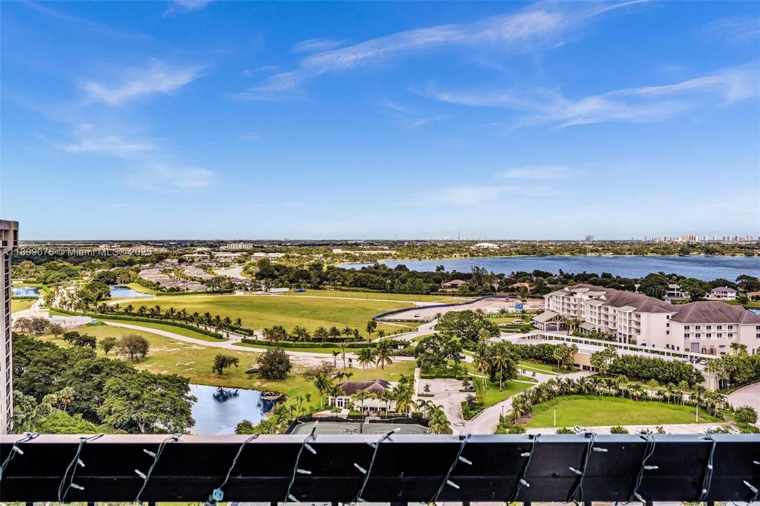 For Sale: $270,000 (2 beds, 2 baths, 1206 Square Feet)