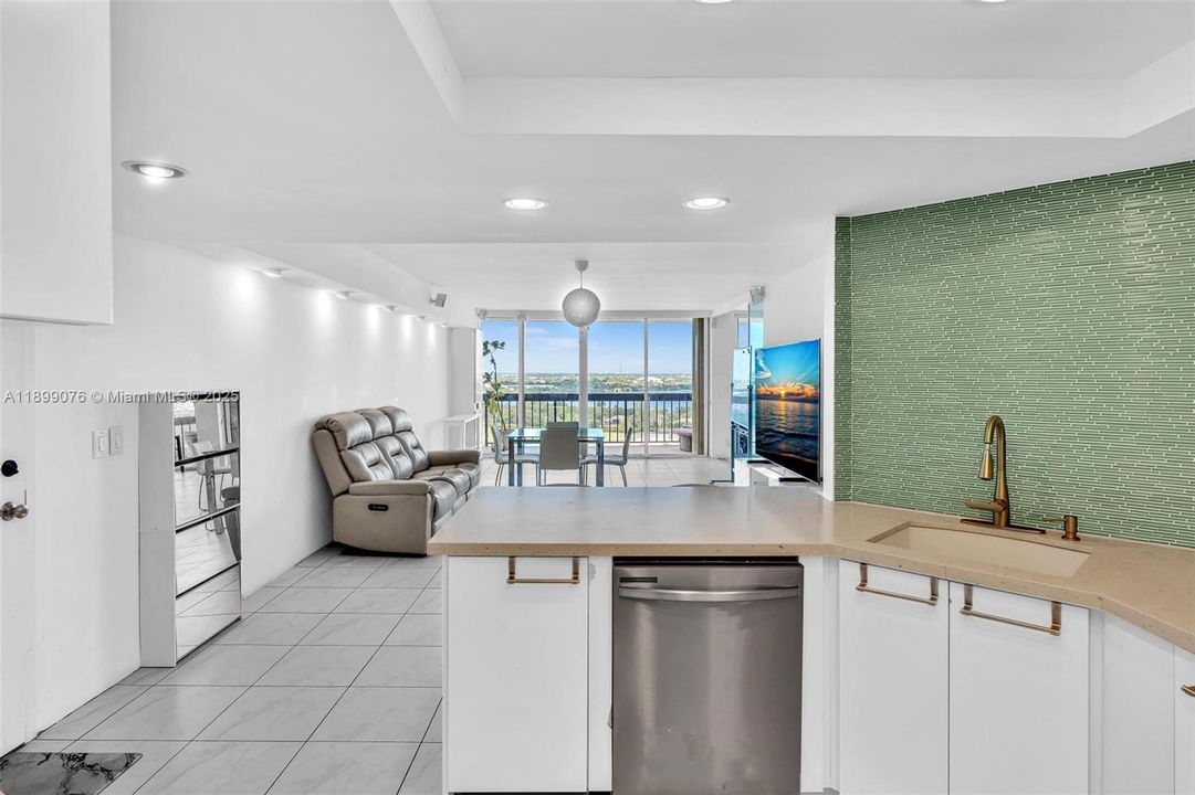 For Sale: $270,000 (2 beds, 2 baths, 1206 Square Feet)