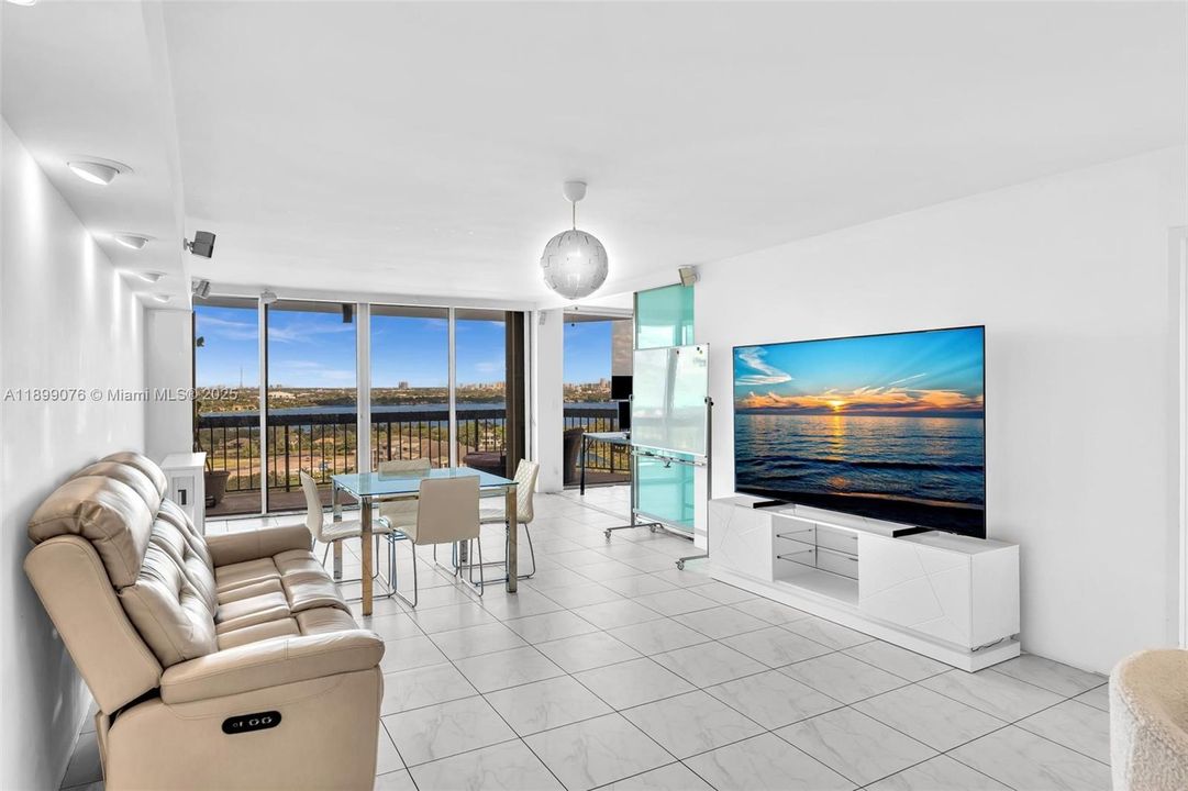 For Sale: $270,000 (2 beds, 2 baths, 1206 Square Feet)