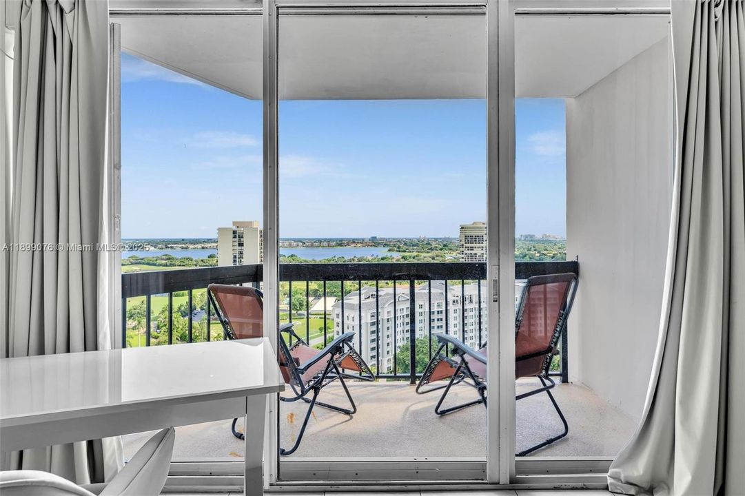 For Sale: $270,000 (2 beds, 2 baths, 1206 Square Feet)