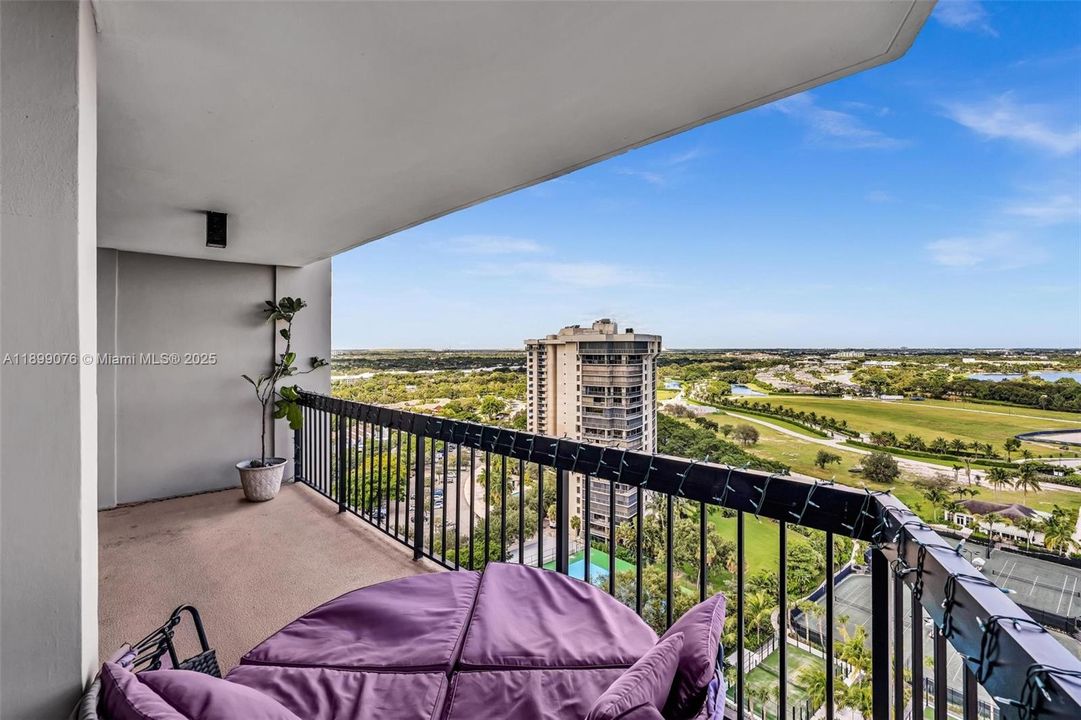 For Sale: $270,000 (2 beds, 2 baths, 1206 Square Feet)