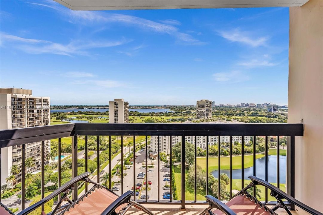 For Sale: $270,000 (2 beds, 2 baths, 1206 Square Feet)