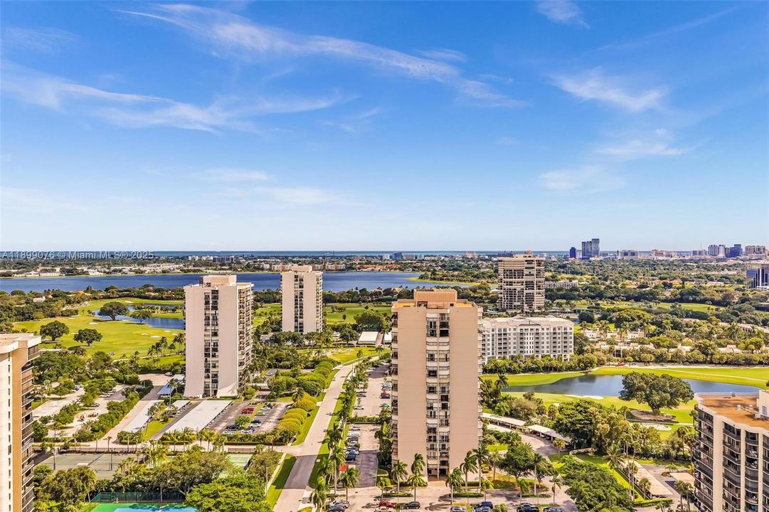 For Sale: $270,000 (2 beds, 2 baths, 1206 Square Feet)