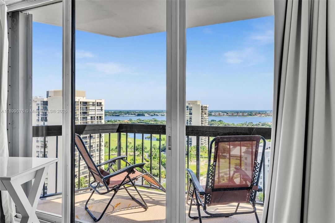 For Sale: $270,000 (2 beds, 2 baths, 1206 Square Feet)