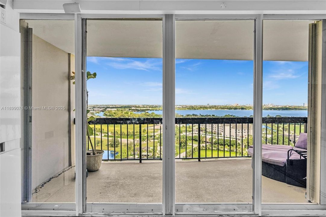 For Sale: $270,000 (2 beds, 2 baths, 1206 Square Feet)