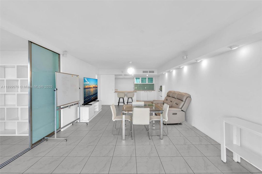 For Sale: $270,000 (2 beds, 2 baths, 1206 Square Feet)
