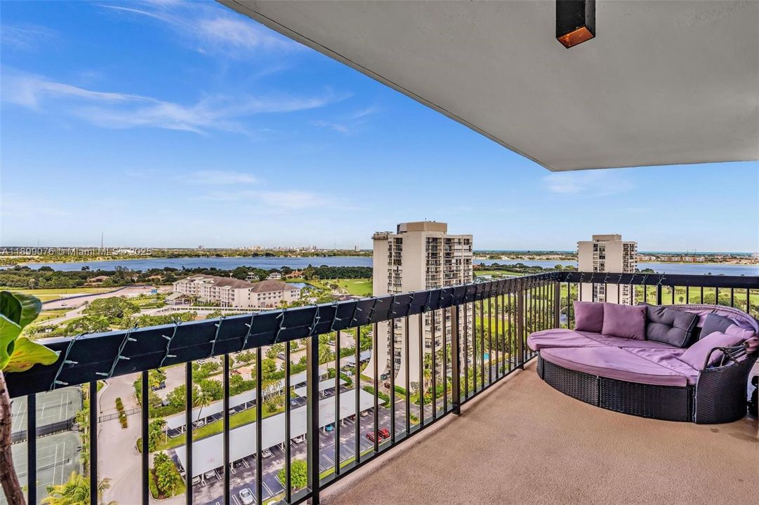 For Sale: $270,000 (2 beds, 2 baths, 1206 Square Feet)