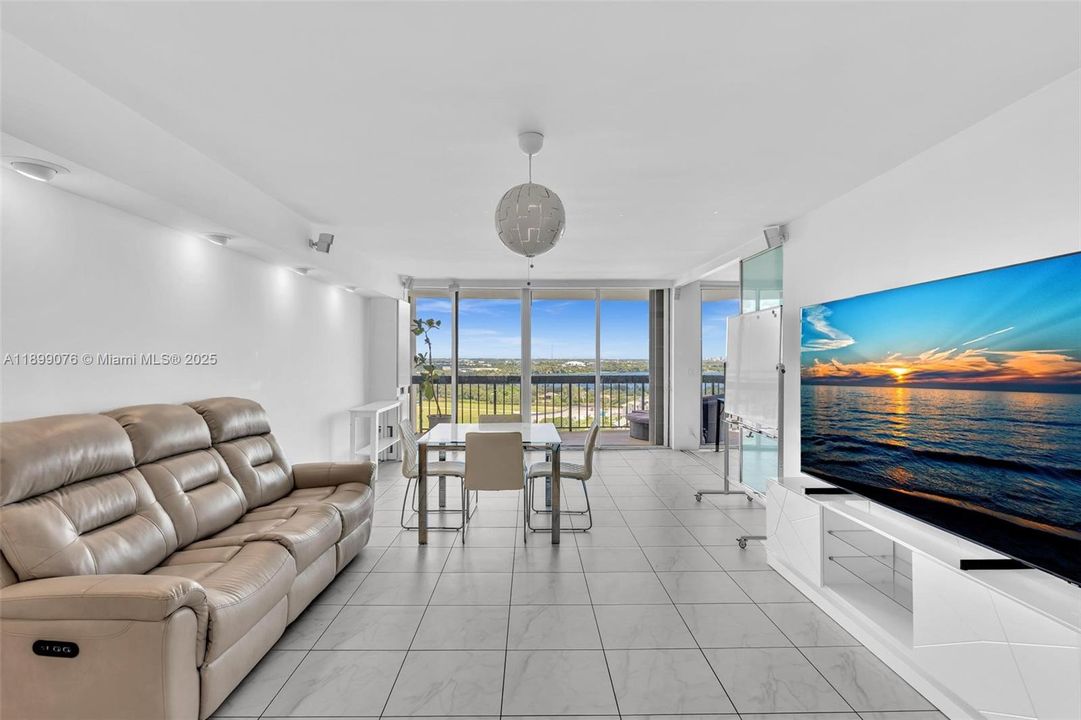 For Sale: $270,000 (2 beds, 2 baths, 1206 Square Feet)