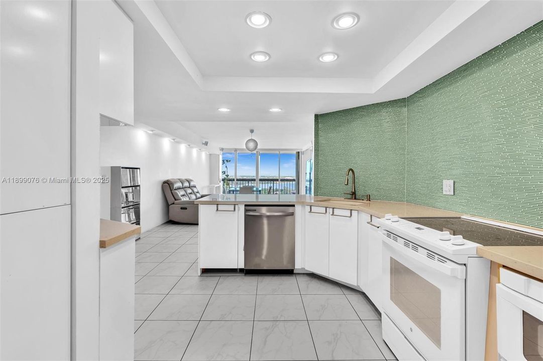 For Sale: $270,000 (2 beds, 2 baths, 1206 Square Feet)