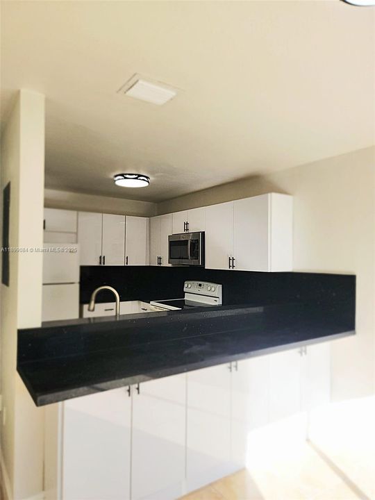 For Rent: $2,800 (2 beds, 2 baths, 984 Square Feet)