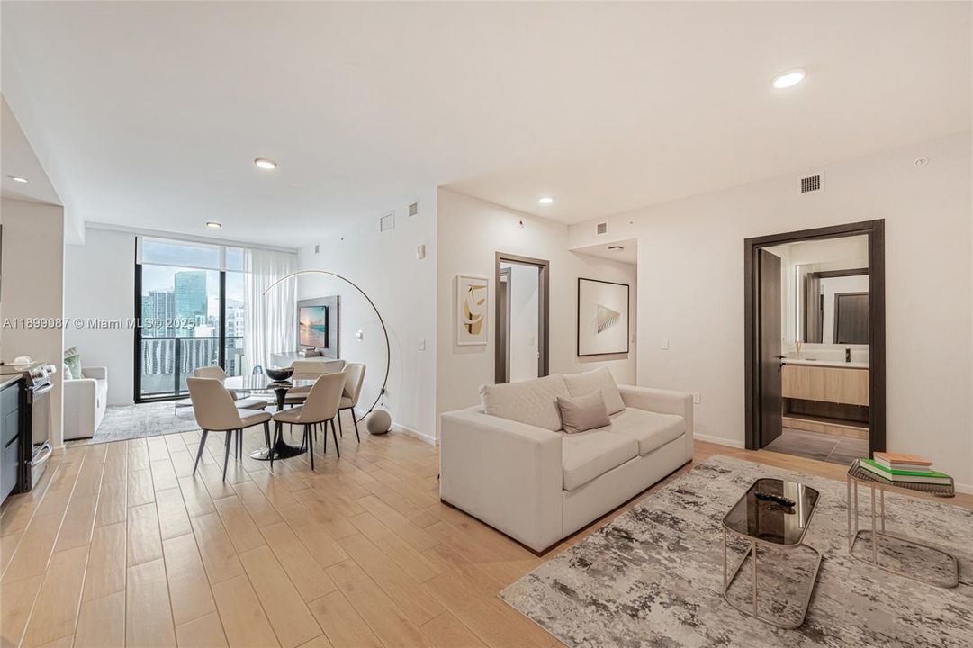 For Sale: $1,299,000 (2 beds, 3 baths, 1043 Square Feet)