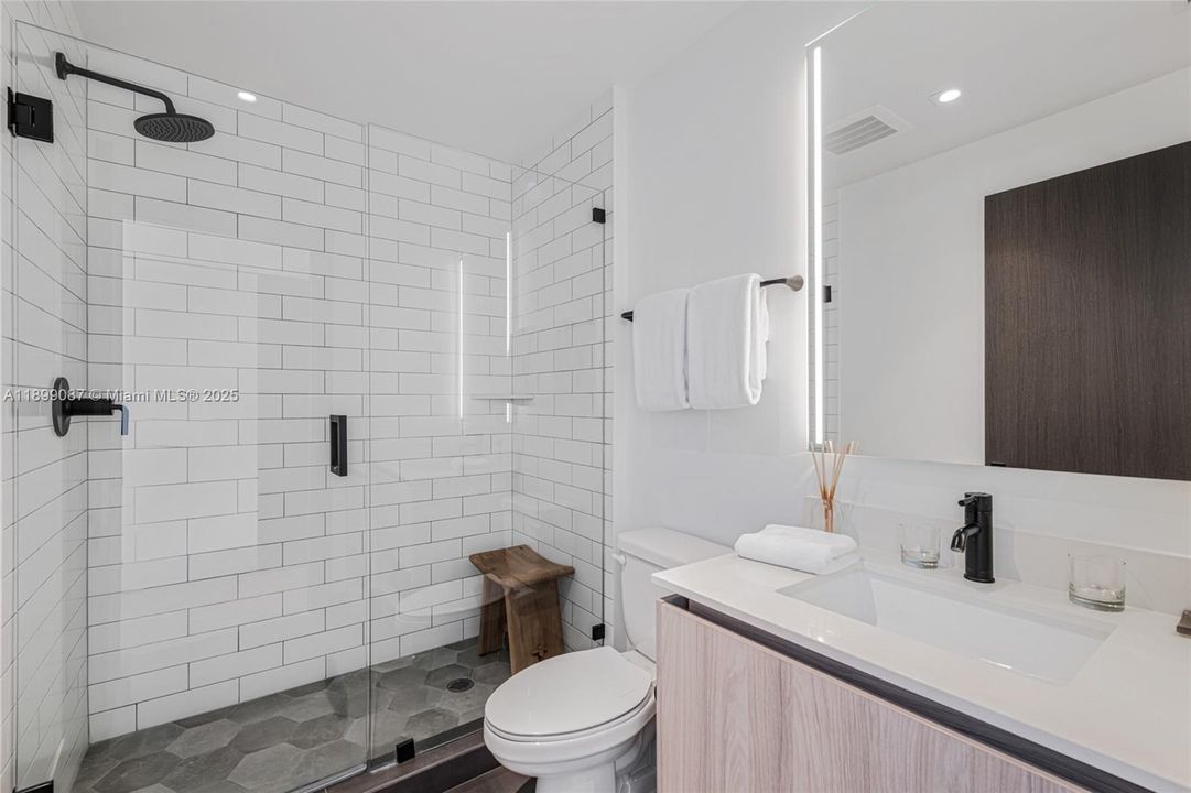 For Sale: $1,299,000 (2 beds, 3 baths, 1043 Square Feet)