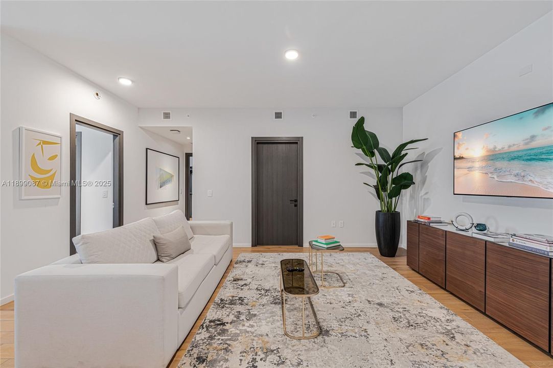 For Sale: $1,299,000 (2 beds, 3 baths, 1043 Square Feet)