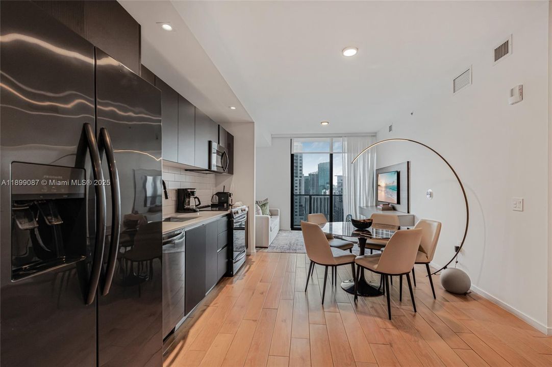 For Sale: $1,299,000 (2 beds, 3 baths, 1043 Square Feet)