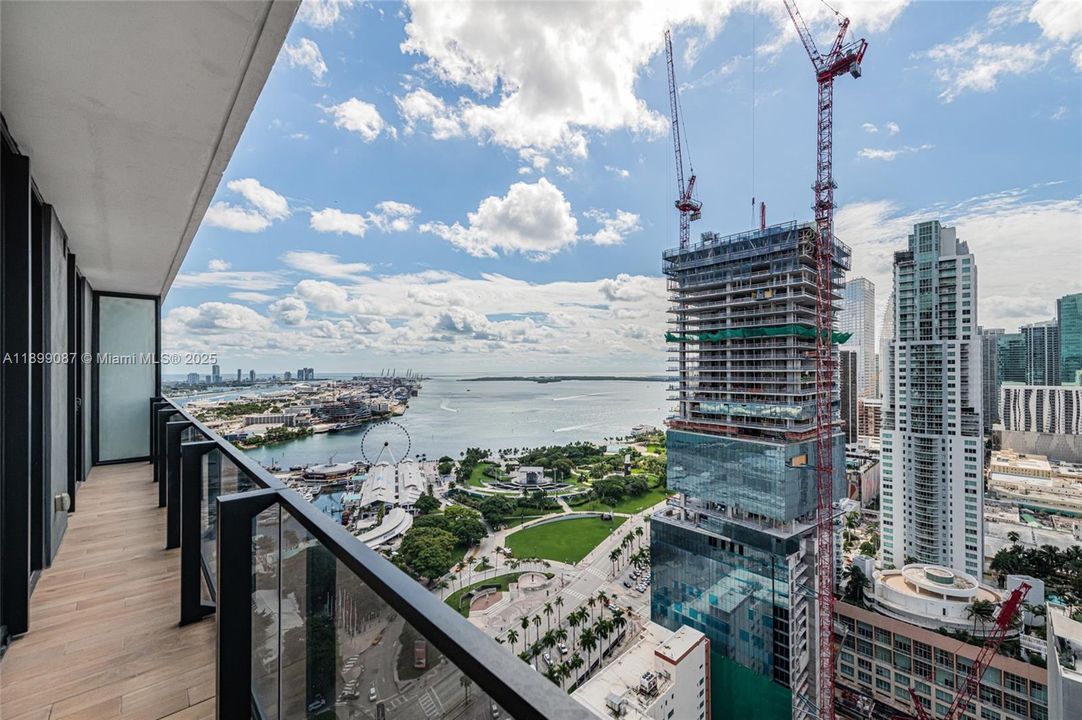 For Sale: $1,299,000 (2 beds, 3 baths, 1043 Square Feet)