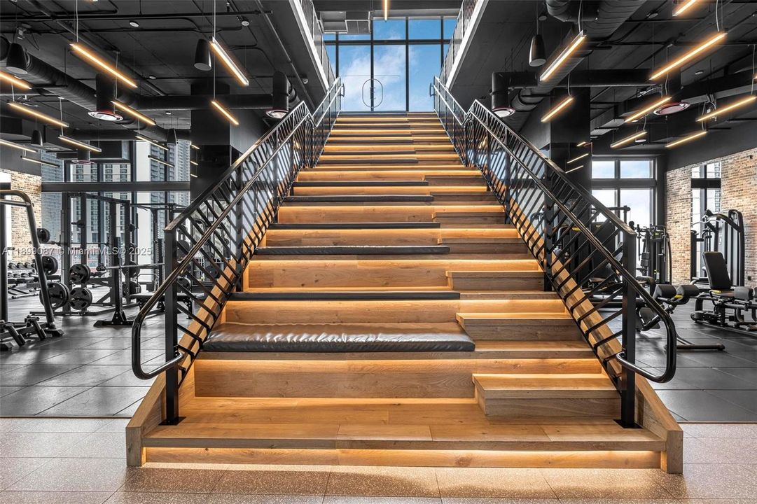 For Sale: $1,299,000 (2 beds, 3 baths, 1043 Square Feet)